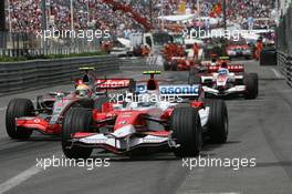 27.05.2007 Monte Carlo, Monaco,  Jarno Trulli (ITA), Toyota Racing, TF107 and Lewis Hamilton (GBR), McLaren Mercedes, MP4-22 - Formula 1 World Championship, Rd 5, Monaco Grand Prix, Sunday Race