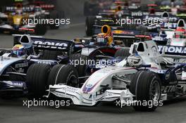 27.05.2007 Monte Carlo, Monaco,  Start, Nick Heidfeld (GER), BMW Sauber F1 Team, F1.07 and Nico Rosberg (GER), WilliamsF1 Team, FW29 - Formula 1 World Championship, Rd 5, Monaco Grand Prix, Sunday Race