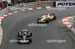 27.05.2007 Monte Carlo, Monaco,  David Coulthard (GBR), Red Bull Racing, RB3 leads Heikki Kovalainen (FIN), Renault F1 Team, R27 - Formula 1 World Championship, Rd 5, Monaco Grand Prix, Sunday Race