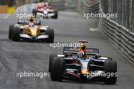 27.05.2007 Monte Carlo, Monaco,  David Coulthard (GBR), Red Bull Racing, RB3 and Heikki Kovalainen (FIN), Renault F1 Team, R27 - Formula 1 World Championship, Rd 5, Monaco Grand Prix, Sunday Race