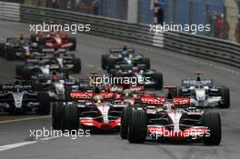 27.05.2007 Monte Carlo, Monaco,  Start, Fernando Alonso (ESP), McLaren Mercedes, MP4-22, Lewis Hamilton (GBR), McLaren Mercedes, MP4-22 and Felipe Massa (BRA), Scuderia Ferrari, F2007 - Formula 1 World Championship, Rd 5, Monaco Grand Prix, Sunday Race