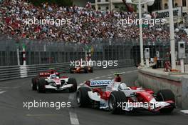 27.05.2007 Monte Carlo, Monaco,  Jarno Trulli (ITA), Toyota Racing, TF107 leads Anthony Davidson (GBR), Super Aguri F1 Team, SA07 - Formula 1 World Championship, Rd 5, Monaco Grand Prix, Sunday Race