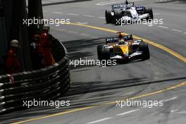 27.05.2007 Monte Carlo, Monaco,  Giancarlo Fisichella (ITA), Renault F1 Team, Nick Heidfeld (GER), BMW Sauber F1 Team  - Formula 1 World Championship, Rd 5, Monaco Grand Prix, Sunday Race