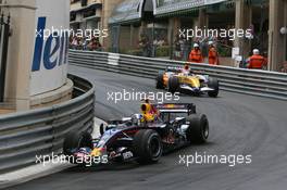 27.05.2007 Monte Carlo, Monaco,  David Coulthard (GBR), Red Bull Racing, RB3 leads Heikki Kovalainen (FIN), Renault F1 Team, R27 - Formula 1 World Championship, Rd 5, Monaco Grand Prix, Sunday Race