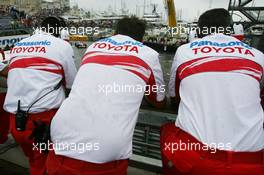 26.05.2007 Monte Carlo, Monaco,  Toyota F1 Team members watch on as Ralf Schumacher (GER), Toyota Racing, drives past - Formula 1 World Championship, Rd 5, Monaco Grand Prix, Saturday Practice