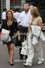 26.05.2007 Monte Carlo, Monaco,  Ron Dennis (GBR), McLaren, Team Principal, Chairman, Lisa Dennis (GBR), Wife of Ron Dennis (GBR) and the daughter of Ron Dennis - Formula 1 World Championship, Rd 5, Monaco Grand Prix, Saturday