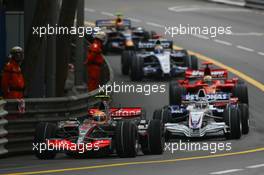 26.05.2007 Monte Carlo, Monaco,  Lewis Hamilton (GBR), McLaren Mercedes, MP4-22 and Nick Heidfeld (GER), BMW Sauber F1 Team, F1.07 - Formula 1 World Championship, Rd 5, Monaco Grand Prix, Saturday Qualifying