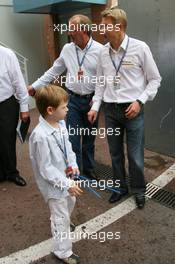 26.05.2007 Monte Carlo, Monaco,  Mika Hakkinen (FIN), Former F1 World Champion and Hugo Hakkinen (FIN), Son of Mika and Erja - Formula 1 World Championship, Rd 5, Monaco Grand Prix, Saturday