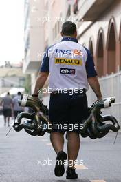 27.05.2007 Monte Carlo, Monaco,  Renault F1 Team Mechanic - Formula 1 World Championship, Rd 5, Monaco Grand Prix, Sunday