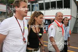 27.05.2007 Monte Carlo, Monaco,  Gordon Ramsay (GBR), Famous Chef with his wife Cayetana and Ron Dennis (GBR), McLaren, Team Principal, Chairman - Formula 1 World Championship, Rd 5, Monaco Grand Prix, Sunday