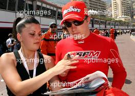 24.05.2007 Monte Carlo, Monaco,  Kimi Raikkonen (FIN), Räikkönen, Scuderia Ferrari, signs an autograph for a girl - Formula 1 World Championship, Rd 5, Monaco Grand Prix, Thursday