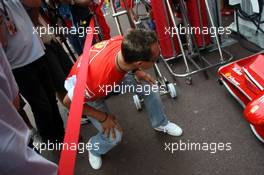 24.05.2007 Monte Carlo, Monaco,  Michael Schumacher (GER), Scuderia Ferrari, Advisor, arrives at the circuit / going to his Team in the Pit Lane - Formula 1 World Championship, Rd 5, Monaco Grand Prix, Thursday