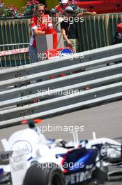 24.05.2007 Monte Carlo, Monaco,  Michael Schumacher (GER), Scuderia Ferrari, Advisor, watches the session from "La Rascasse" corner as Nick Heidfeld (GER), BMW Sauber F1 Team, F1.07, drives past  - Formula 1 World Championship, Rd 5, Monaco Grand Prix, Thursday Practice