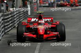 24.05.2007 Monte Carlo, Monaco,  Kimi Raikkonen (FIN), Räikkönen, Scuderia Ferrari, F2007, almost kills a pigeon - Formula 1 World Championship, Rd 5, Monaco Grand Prix, Thursday Practice