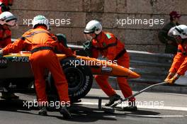 24.05.2007 Monte Carlo, Monaco,  Marshalls remove the crashed car of Adrian Sutil (GER), Spyker F1 Team - Formula 1 World Championship, Rd 5, Monaco Grand Prix, Thursday Practice