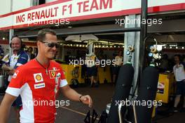 24.05.2007 Monte Carlo, Monaco,  Michael Schumacher (GER), Scuderia Ferrari, Advisor, arrives at the circuit / going to his Team in the Pit Lane - Formula 1 World Championship, Rd 5, Monaco Grand Prix, Thursday