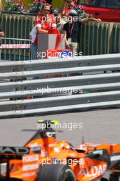 24.05.2007 Monte Carlo, Monaco,  Michael Schumacher (GER), Scuderia Ferrari, Advisor, watches the session from "La Rascasse" corner as Christijan Albers (NED), Spyker F1 Team, F8-VII, drives past  - Formula 1 World Championship, Rd 5, Monaco Grand Prix, Thursday Practice