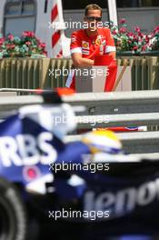 24.05.2007 Monte Carlo, Monaco,  Michael Schumacher (GER), Scuderia Ferrari, Advisor, watches the session from "La Rascasse" corner as Nico Rosberg (GER), WilliamsF1 Team, FW29, drives past  - Formula 1 World Championship, Rd 5, Monaco Grand Prix, Thursday Practice