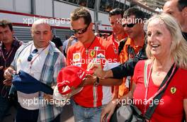 24.05.2007 Monte Carlo, Monaco,  Michael Schumacher (GER), Scuderia Ferrari, Advisor, signs autographs - Formula 1 World Championship, Rd 5, Monaco Grand Prix, Thursday