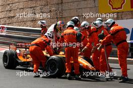 24.05.2007 Monte Carlo, Monaco,  Marshalls remove the crashed car of Adrian Sutil (GER), Spyker F1 Team - Formula 1 World Championship, Rd 5, Monaco Grand Prix, Thursday Practice