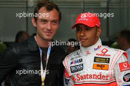 27.05.2007 Monte Carlo, Monaco,  Jude Law (GBR), Famous Actor, with Lewis Hamilton (GBR), McLaren Mercedes - Formula 1 World Championship, Rd 5, Monaco Grand Prix, Sunday