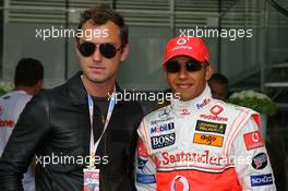 27.05.2007 Monte Carlo, Monaco,  Jude Law (GBR), Famous Actor, with Lewis Hamilton (GBR), McLaren Mercedes - Formula 1 World Championship, Rd 5, Monaco Grand Prix, Sunday