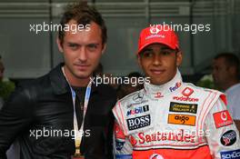 27.05.2007 Monte Carlo, Monaco,  Jude Law (GBR), Famous Actor, with Lewis Hamilton (GBR), McLaren Mercedes - Formula 1 World Championship, Rd 5, Monaco Grand Prix, Sunday