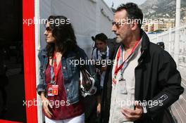 27.05.2007 Monte Carlo, Monaco,  Jean Reno (FRA), Famous Actor, with his girlfriend - Formula 1 World Championship, Rd 5, Monaco Grand Prix, Sunday