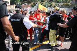 23.05.2007 Monte Carlo, Monaco,  Kimi Raikkonen (FIN), Räikkönen, Scuderia Ferrari, doesnt stop to sign for autographs - Formula 1 World Championship, Rd 5, Monaco Grand Prix, Wednesday