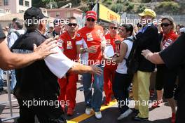 23.05.2007 Monte Carlo, Monaco,  Kimi Raikkonen (FIN), Räikkönen, Scuderia Ferrari, doesnt stop to sign autographs - Formula 1 World Championship, Rd 5, Monaco Grand Prix, Wednesday