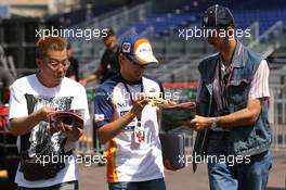 23.05.2007 Monte Carlo, Monaco,  Heikki Kovalainen (FIN), Renault F1 Team, signs autographs - Formula 1 World Championship, Rd 5, Monaco Grand Prix, Wednesday