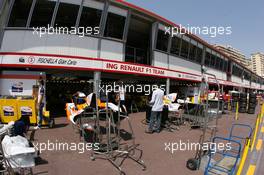 23.05.2007 Monte Carlo, Monaco,  Renault F1 Team, pit garages - Formula 1 World Championship, Rd 5, Monaco Grand Prix, Wednesday