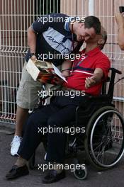 23.05.2007 Monte Carlo, Monaco,  Ralf Schumacher (GER), Toyota Racing, with a fan - Formula 1 World Championship, Rd 5, Monaco Grand Prix, Wednesday