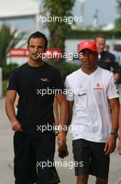 06.04.2007 Kuala Lumpur, Malaysia,  Vitantonio Liuzzi (ITA), Scuderia Toro Rosso and Lewis Hamilton (GBR), McLaren Mercedes - Formula 1 World Championship, Rd 2, Malaysian Grand Prix, Friday