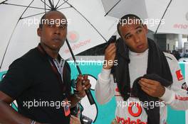 08.04.2007 Kuala Lumpur, Malaysia,  Anthony Hamilton (GBR) Father or Lewis Hamilton, with Lewis Hamilton (GBR), McLaren Mercedes - Formula 1 World Championship, Rd 2, Malaysian Grand Prix, Sunday Pre-Race Grid