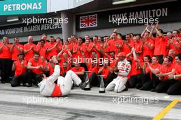 08.04.2007 Kuala Lumpur, Malaysia,  Lewis Hamilton (GBR), McLaren Mercedes, Fernando Alonso (ESP), McLaren Mercedes - Formula 1 World Championship, Rd 2, Malaysian Grand Prix, Sunday Podium