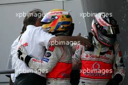 08.04.2007 Kuala Lumpur, Malaysia,  Ron Dennis (GBR), McLaren, Team Principal, Chairman, greets, Fernando Alonso (ESP), McLaren Mercedes and Lewis Hamilton (GBR), McLaren Mercedes, in parc ferme - Formula 1 World Championship, Rd 2, Malaysian Grand Prix, Sunday Podium