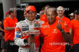 08.04.2007 Kuala Lumpur, Malaysia,  2nd place Lewis Hamilton (GBR), McLaren Mercedes with his father - Formula 1 World Championship, Rd 2, Malaysian Grand Prix, Sunday Podium