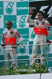 08.04.2007 Kuala Lumpur, Malaysia,  Winner, Fernando Alonso (ESP), McLaren Mercedes, MP4-22, 2nd, Lewis Hamilton (GBR), McLaren Mercedes, MP4-22 - Formula 1 World Championship, Rd 2, Malaysian Grand Prix, Sunday Podium