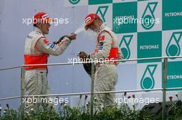 08.04.2007 Kuala Lumpur, Malaysia,  Winner, Fernando Alonso (ESP), McLaren Mercedes, MP4-22, 2nd, Lewis Hamilton (GBR), McLaren Mercedes, MP4-22 - Formula 1 World Championship, Rd 2, Malaysian Grand Prix, Sunday Podium