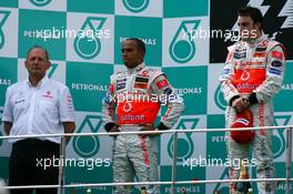 08.04.2007 Kuala Lumpur, Malaysia,  Winner, Fernando Alonso (ESP), McLaren Mercedes, MP4-22, 2nd, Lewis Hamilton (GBR), McLaren Mercedes, MP4-22 and Ron Dennis (GBR), McLaren, Team Principal, Chairman - Formula 1 World Championship, Rd 2, Malaysian Grand Prix, Sunday Podium