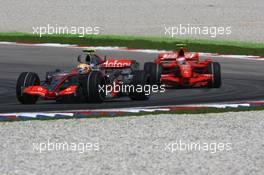 08.04.2007 Kuala Lumpur, Malaysia,  Lewis Hamilton (GBR), McLaren Mercedes, MP4-22 and Kimi Raikkonen (FIN), Räikkönen, Scuderia Ferrari, F2007 - Formula 1 World Championship, Rd 2, Malaysian Grand Prix, Sunday Race