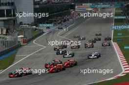 08.04.2007 Kuala Lumpur, Malaysia,  Start, Fernando Alonso (ESP), McLaren Mercedes, MP4-22, 2nd, Felipe Massa (BRA), Scuderia Ferrari, F2007, 3rd, Lewis Hamilton (GBR), McLaren Mercedes, MP4-22 - Formula 1 World Championship, Rd 2, Malaysian Grand Prix, Sunday Race