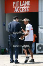 08.04.2007 Kuala Lumpur, Malaysia,  Lewis Hamilton (GBR), McLaren Mercedes, gives an autograph - Formula 1 World Championship, Rd 2, Malaysian Grand Prix, Sunday