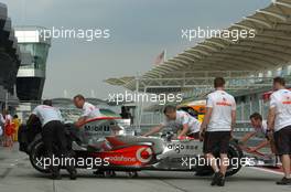 28.03.2007 Sepang, Malaysia,  Technical problems at the car of Lewis Hamilton (GBR), McLaren Mercedes - Formula 1 Testing at Sepang Circuit