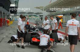 28.03.2007 Sepang, Malaysia,  Technical problems at the car of Lewis Hamilton (GBR), McLaren Mercedes - Formula 1 Testing at Sepang Circuit