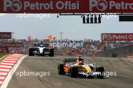 26.08.2007 Istanbul, Turkey,  Heikki Kovalainen (FIN), Renault F1 Team, R27, Nico Rosberg (GER), WilliamsF1 Team, FW29 - Formula 1 World Championship, Rd 12, Turkish Grand Prix, Sunday Race