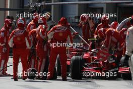 26.08.2007 Istanbul, Turkey,  Kimi Raikkonen (FIN), Räikkönen, Scuderia Ferrari, F2007 pit stop - Formula 1 World Championship, Rd 12, Turkish Grand Prix, Sunday Race