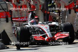 26.08.2007 Istanbul, Turkey,  Fernando Alonso (ESP), McLaren Mercedes, MP4-22 pit stop - Formula 1 World Championship, Rd 12, Turkish Grand Prix, Sunday Race