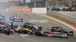 26.08.2007 Istanbul, Turkey,  Start, Giancarlo Fisichella (ITA), Renault F1 Team, R27 hits Jarno Trulli (ITA), Toyota Racing, TF107 - Formula 1 World Championship, Rd 12, Turkish Grand Prix, Sunday Race